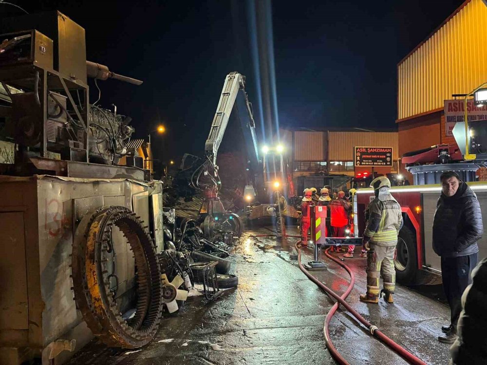 Hurdacılarda Yangın Paniği: Hurda Araçlar Alev Aldı