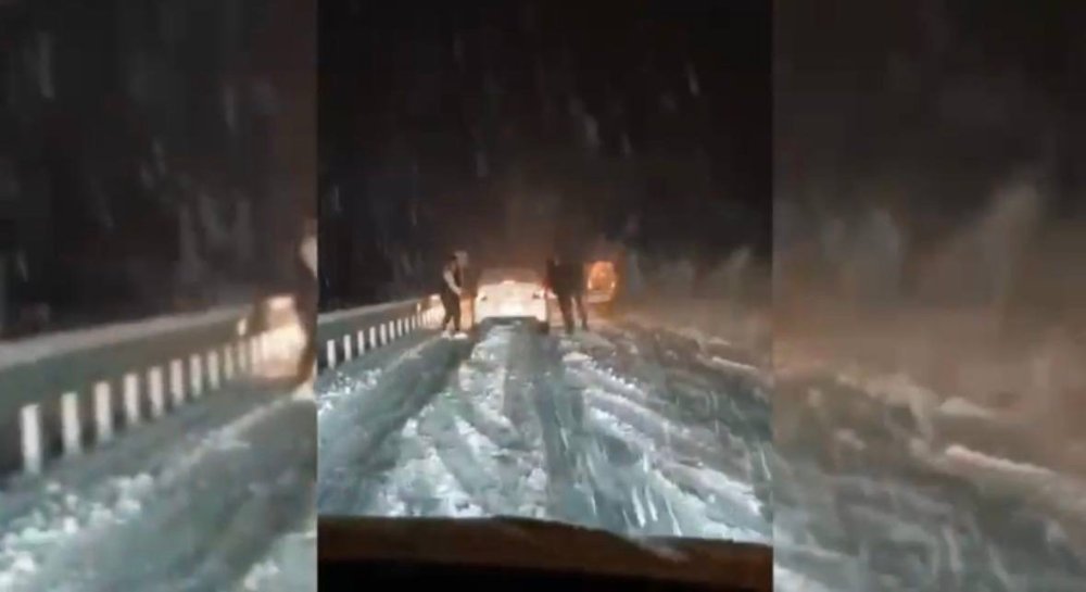 Mardin’de Kar Yağışı Etkili Oldu.. Kara Yolunda Araçlar Yolda Kaldı!