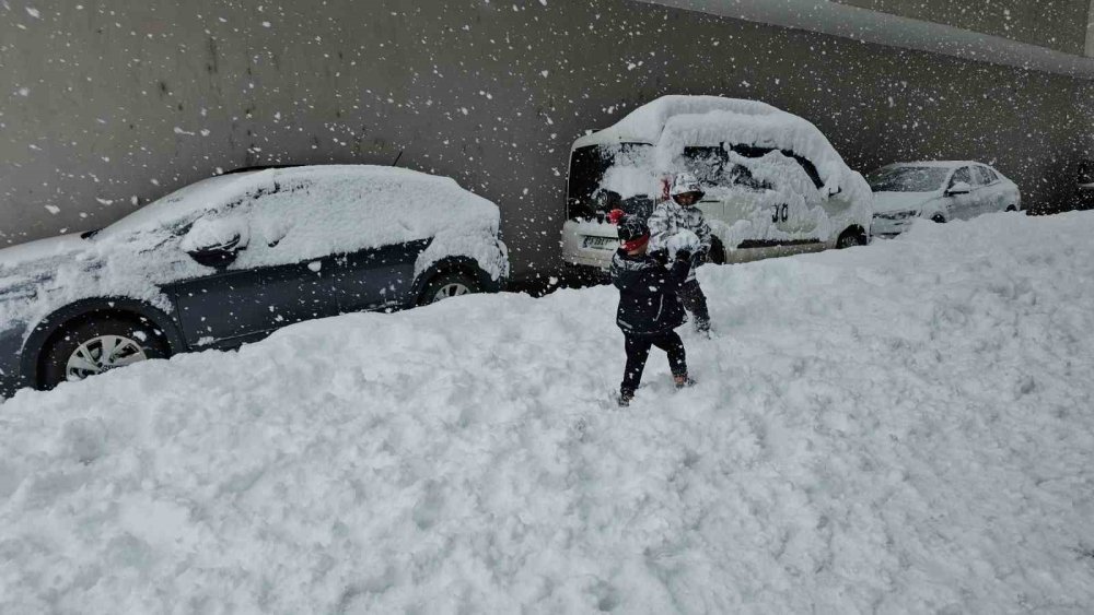 Tatvan’da Kar Kalınlığı 1 Metreye Ulaştı.. Köy Yolları Kapandı!
