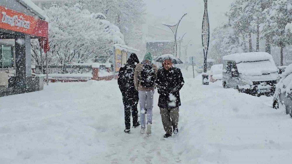 Tatvan’da Kar Kalınlığı 1 Metreye Ulaştı.. Köy Yolları Kapandı!
