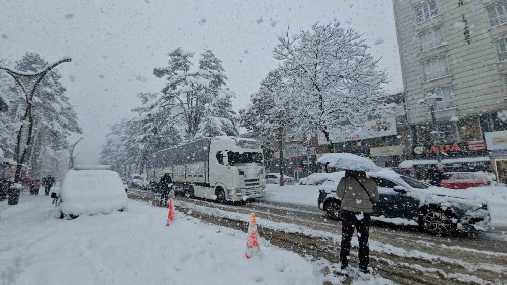 Tatvan’da Kar Kalınlığı 1 Metreye Ulaştı.. Köy Yolları Kapandı!