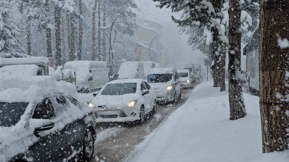 Tatvan’da Kar Kalınlığı 1 Metreye Ulaştı.. Köy Yolları Kapandı!