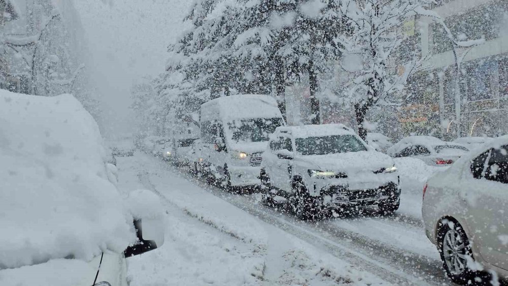 Tatvan’da Kar Kalınlığı 1 Metreye Ulaştı.. Köy Yolları Kapandı!
