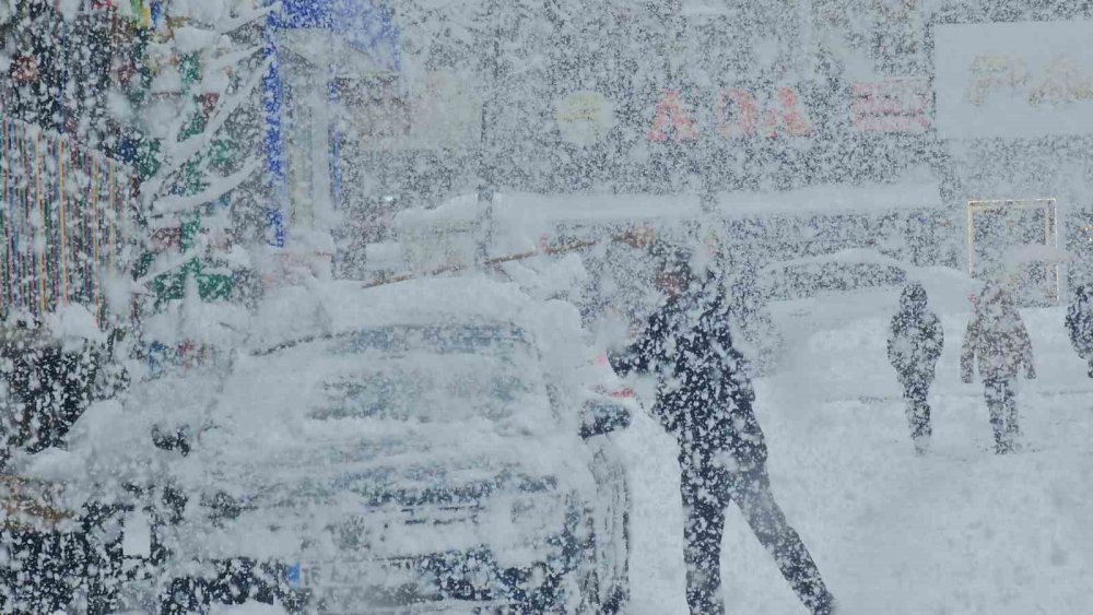 Tatvan’da Kar Kalınlığı 1 Metreye Ulaştı.. Köy Yolları Kapandı!