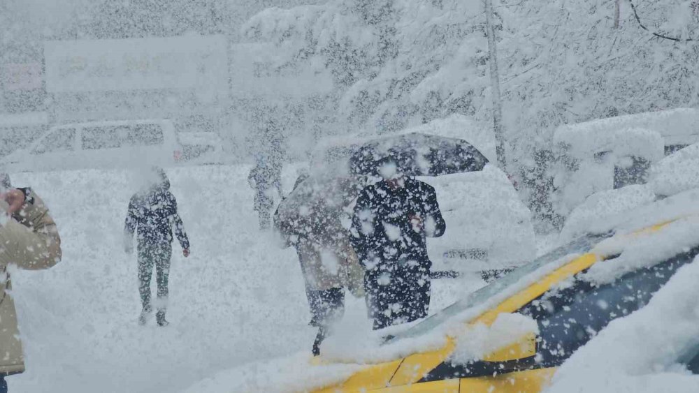 Tatvan’da Kar Kalınlığı 1 Metreye Ulaştı.. Köy Yolları Kapandı!