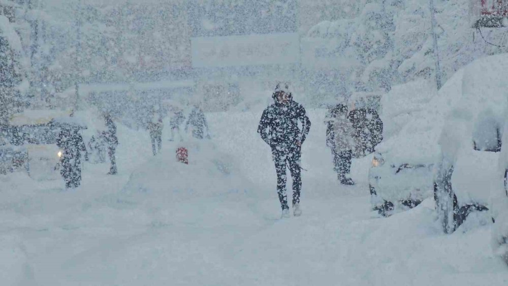 Tatvan’da Kar Kalınlığı 1 Metreye Ulaştı.. Köy Yolları Kapandı!
