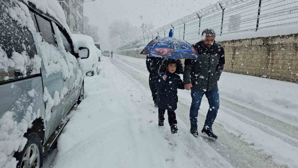 Tatvan’da Kar Kalınlığı 1 Metreye Ulaştı.. Köy Yolları Kapandı!