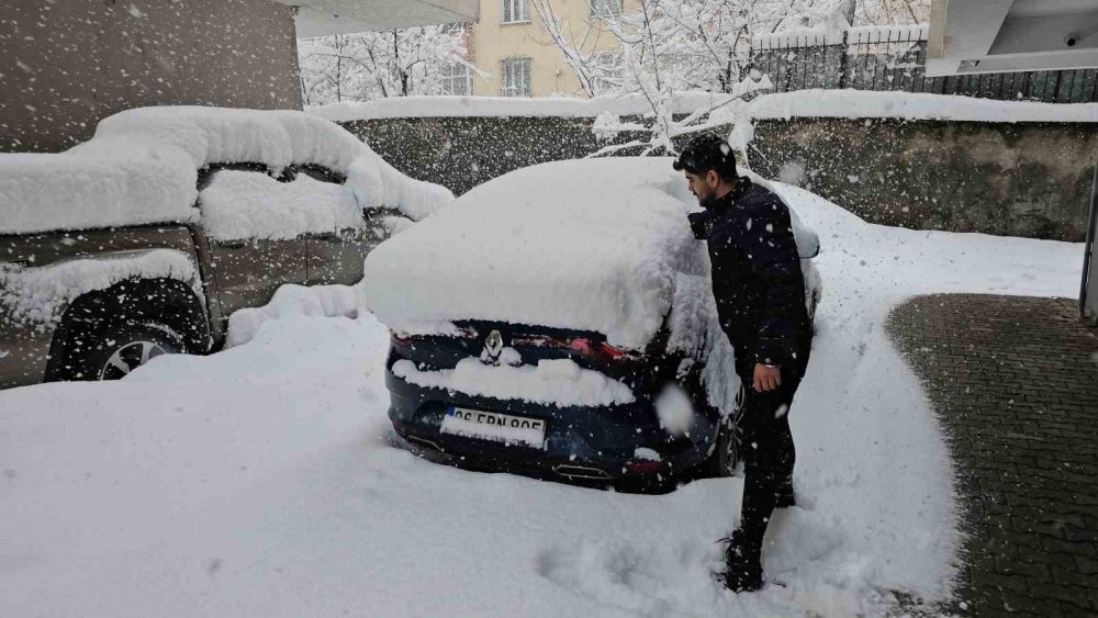 Tatvan’da Kar Kalınlığı 1 Metreye Ulaştı.. Köy Yolları Kapandı!
