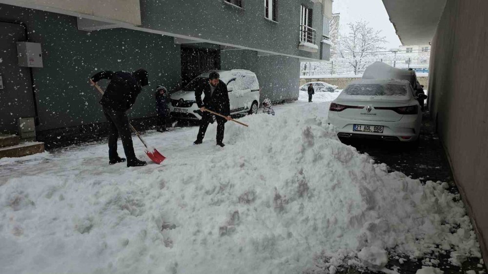 Tatvan’da Kar Kalınlığı 1 Metreye Ulaştı.. Köy Yolları Kapandı!