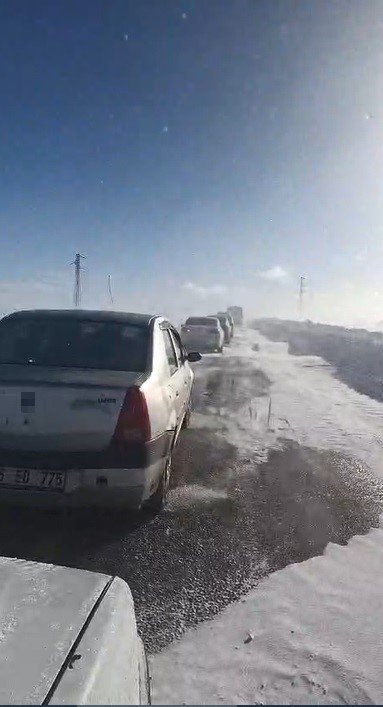 Kars-Göle/Ardahan Kara Yolunda Tipi Alarmı.. Trafik Bir Süre Durdu!