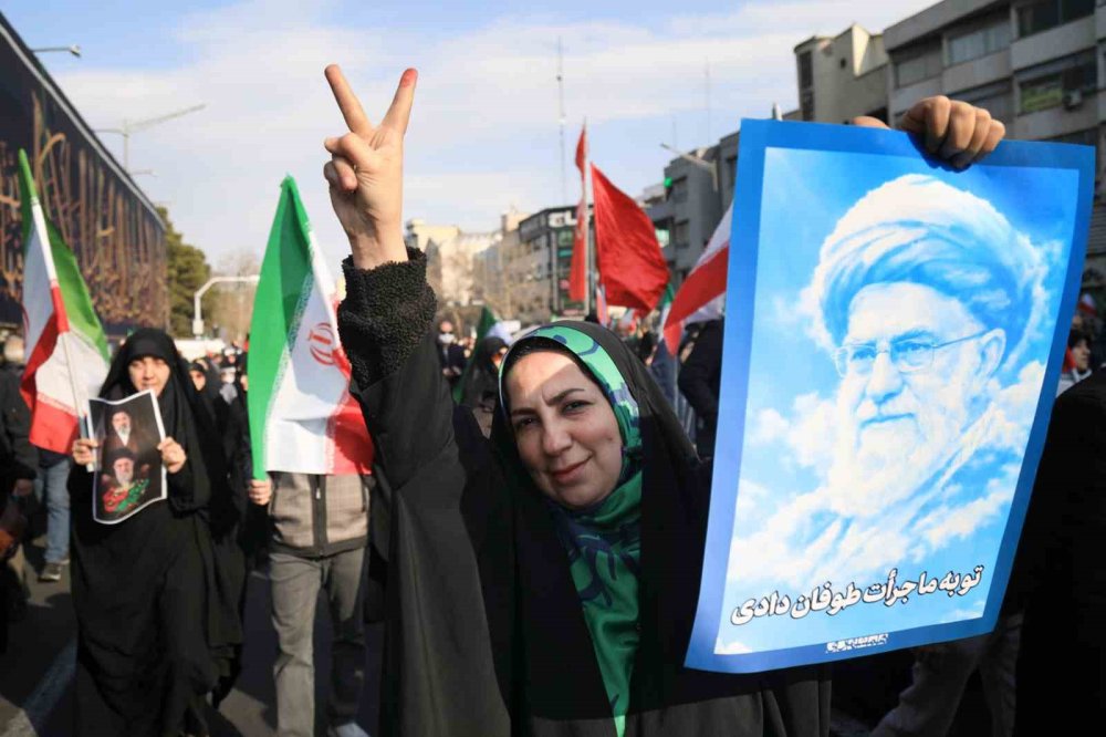 Tahran’da On Binler Meydanlarda.. Yeni Lider Mücteba Hamaney’e Bağlılık Gösterisi!