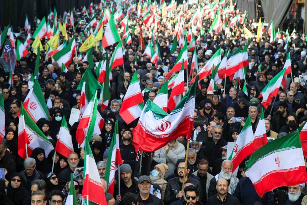 Tahran’da On Binler Meydanlarda.. Yeni Lider Mücteba Hamaney’e Bağlılık Gösterisi!