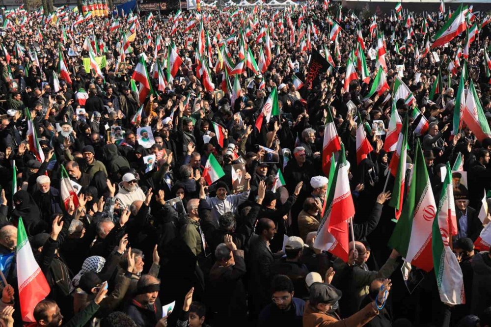 Tahran’da On Binler Meydanlarda.. Yeni Lider Mücteba Hamaney’e Bağlılık Gösterisi!