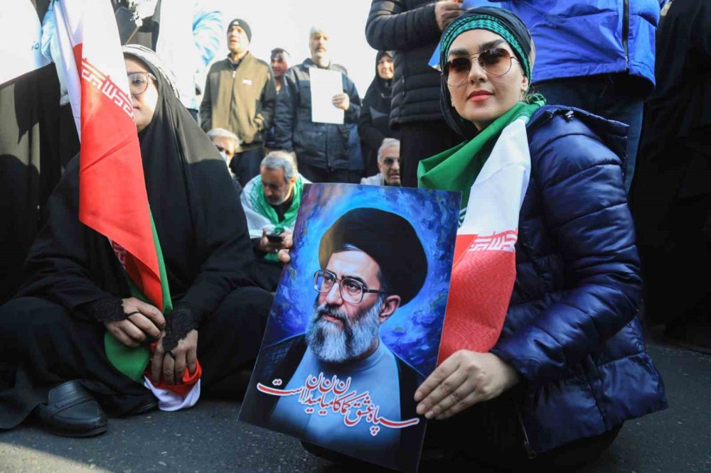 Tahran’da On Binler Meydanlarda.. Yeni Lider Mücteba Hamaney’e Bağlılık Gösterisi!