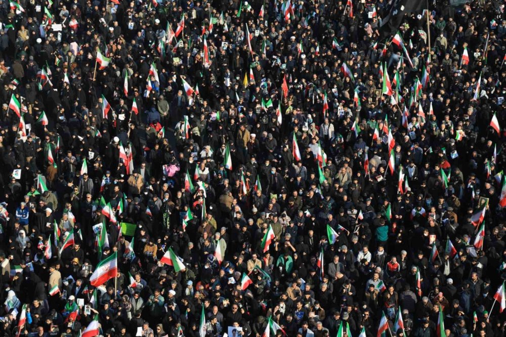 Tahran’da On Binler Meydanlarda.. Yeni Lider Mücteba Hamaney’e Bağlılık Gösterisi!