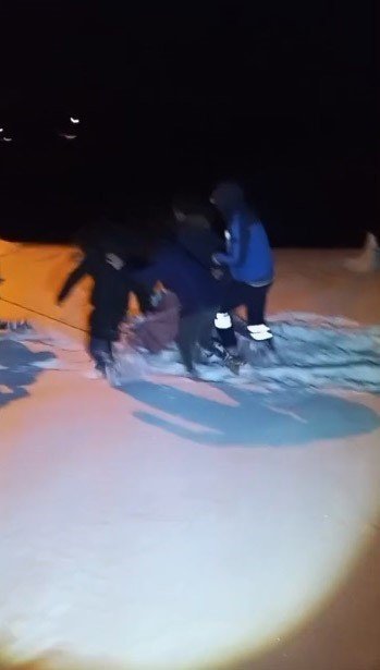 Tipi Nedeniyle Yol Kapandı.. Yaşlı Kadın Leğenle Ambulansa Ulaştırıldı!