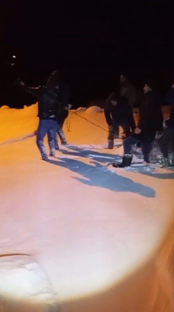 Tipi Nedeniyle Yol Kapandı.. Yaşlı Kadın Leğenle Ambulansa Ulaştırıldı!