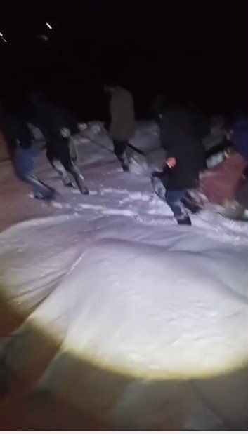 Tipi Nedeniyle Yol Kapandı.. Yaşlı Kadın Leğenle Ambulansa Ulaştırıldı!