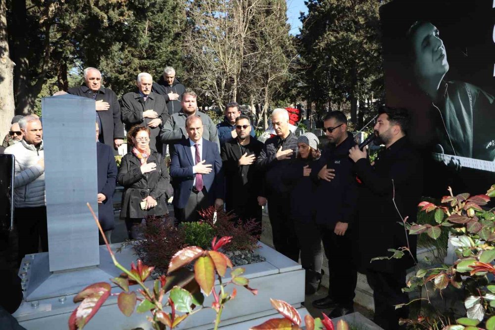 Emre Saltık Unutulmadı.. Ailesi ve Sevenleri Kabri Başında Buluştu!