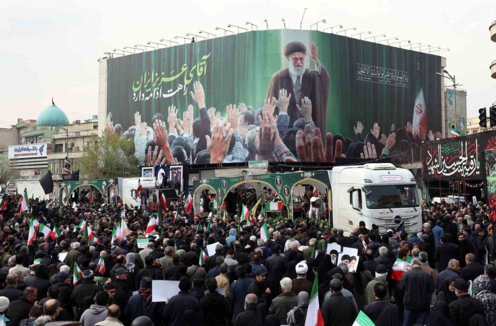 Tahran’da Binlerce Kişi Sokaklara Çıktı.. İranlı Üst Düzey Komutanlar İçin Cenaze Töreni!