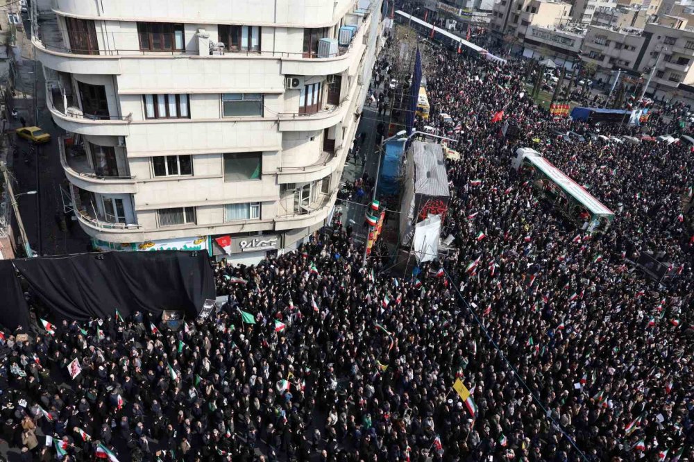 Tahran’da Binlerce Kişi Sokaklara Çıktı.. İranlı Üst Düzey Komutanlar İçin Cenaze Töreni!