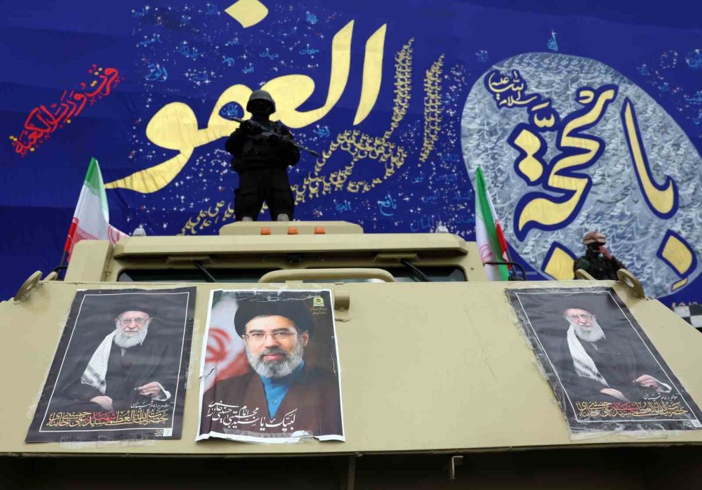 Tahran’da Binlerce Kişi Sokaklara Çıktı.. İranlı Üst Düzey Komutanlar İçin Cenaze Töreni!