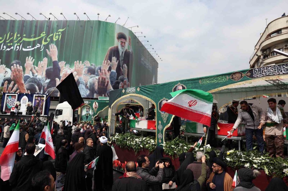 Tahran’da Binlerce Kişi Sokaklara Çıktı.. İranlı Üst Düzey Komutanlar İçin Cenaze Töreni!