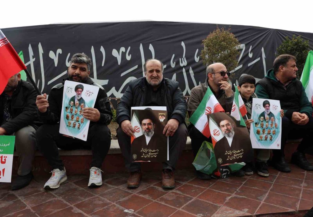 Tahran’da Binlerce Kişi Sokaklara Çıktı.. İranlı Üst Düzey Komutanlar İçin Cenaze Töreni!