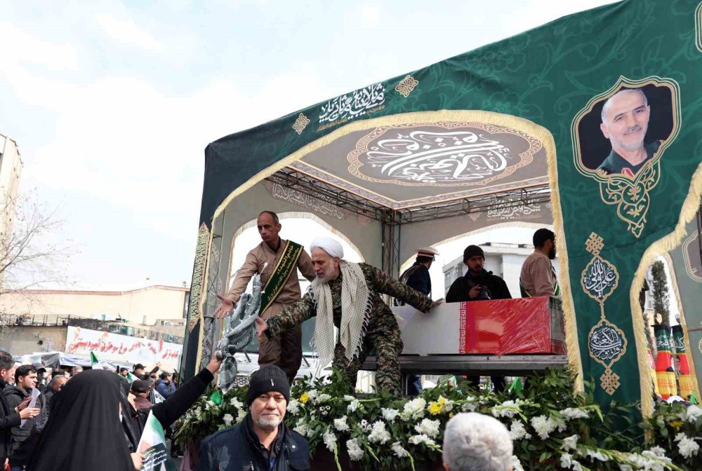 Tahran’da Binlerce Kişi Sokaklara Çıktı.. İranlı Üst Düzey Komutanlar İçin Cenaze Töreni!