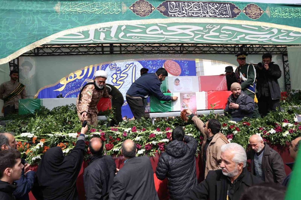 Tahran’da Binlerce Kişi Sokaklara Çıktı.. İranlı Üst Düzey Komutanlar İçin Cenaze Töreni!