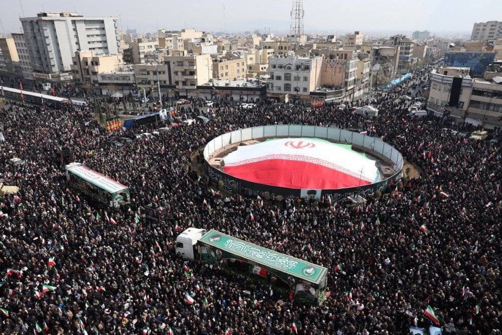 Tahran’da Binlerce Kişi Sokaklara Çıktı.. İranlı Üst Düzey Komutanlar İçin Cenaze Töreni!