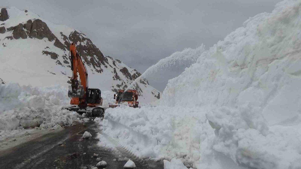 Türkiye’de Kar Rekoru Van’da Kırıldı: Karabet Geçidi’nde Kar Kalınlığı 3 Metreyi Geçti