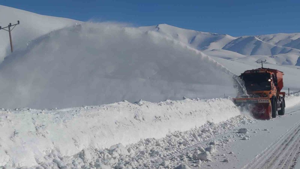 Türkiye’de Kar Rekoru Van’da Kırıldı: Karabet Geçidi’nde Kar Kalınlığı 3 Metreyi Geçti
