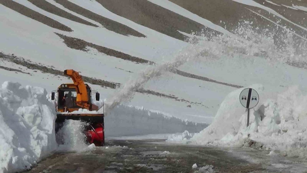 Türkiye’de Kar Rekoru Van’da Kırıldı: Karabet Geçidi’nde Kar Kalınlığı 3 Metreyi Geçti