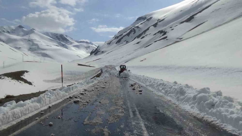 Türkiye’de Kar Rekoru Van’da Kırıldı: Karabet Geçidi’nde Kar Kalınlığı 3 Metreyi Geçti
