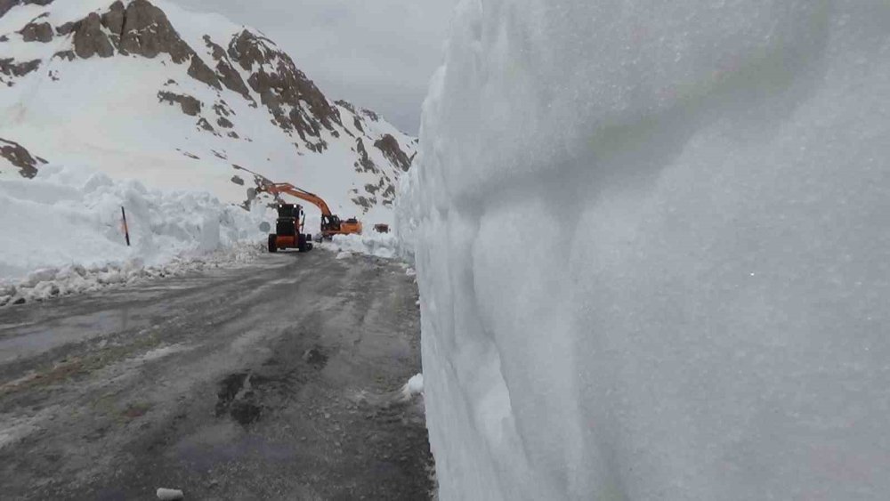 Türkiye’de Kar Rekoru Van’da Kırıldı: Karabet Geçidi’nde Kar Kalınlığı 3 Metreyi Geçti