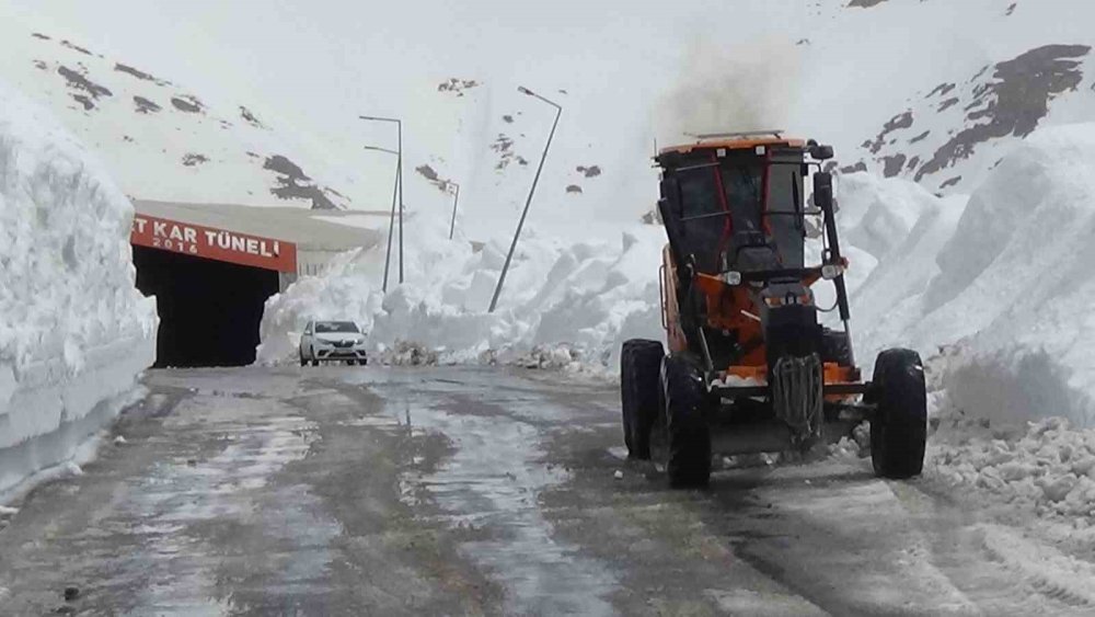 Türkiye’de Kar Rekoru Van’da Kırıldı: Karabet Geçidi’nde Kar Kalınlığı 3 Metreyi Geçti