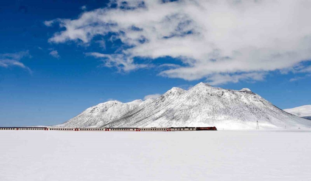 Van Gölü Ekspresi, Kirkor Dağı Manzarasıyla Görsel Şölen Sunuyor