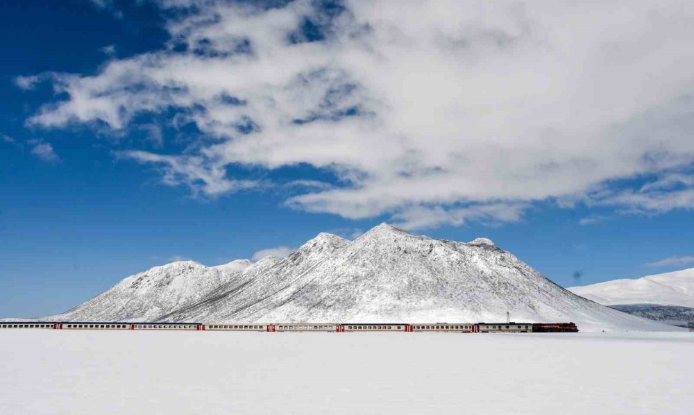 Van Gölü Ekspresi, Kirkor Dağı Manzarasıyla Görsel Şölen Sunuyor