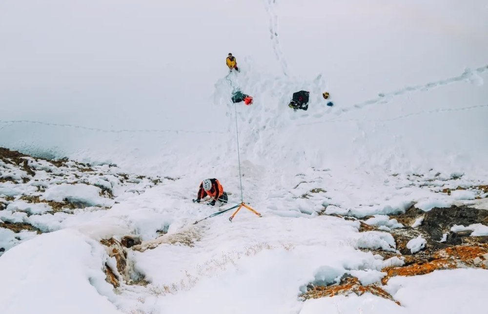 Diyadin Kanyonu’nda Buz Şelalesine İlk Tırmanış.. “Buz Devri” Rotası Açıldı!