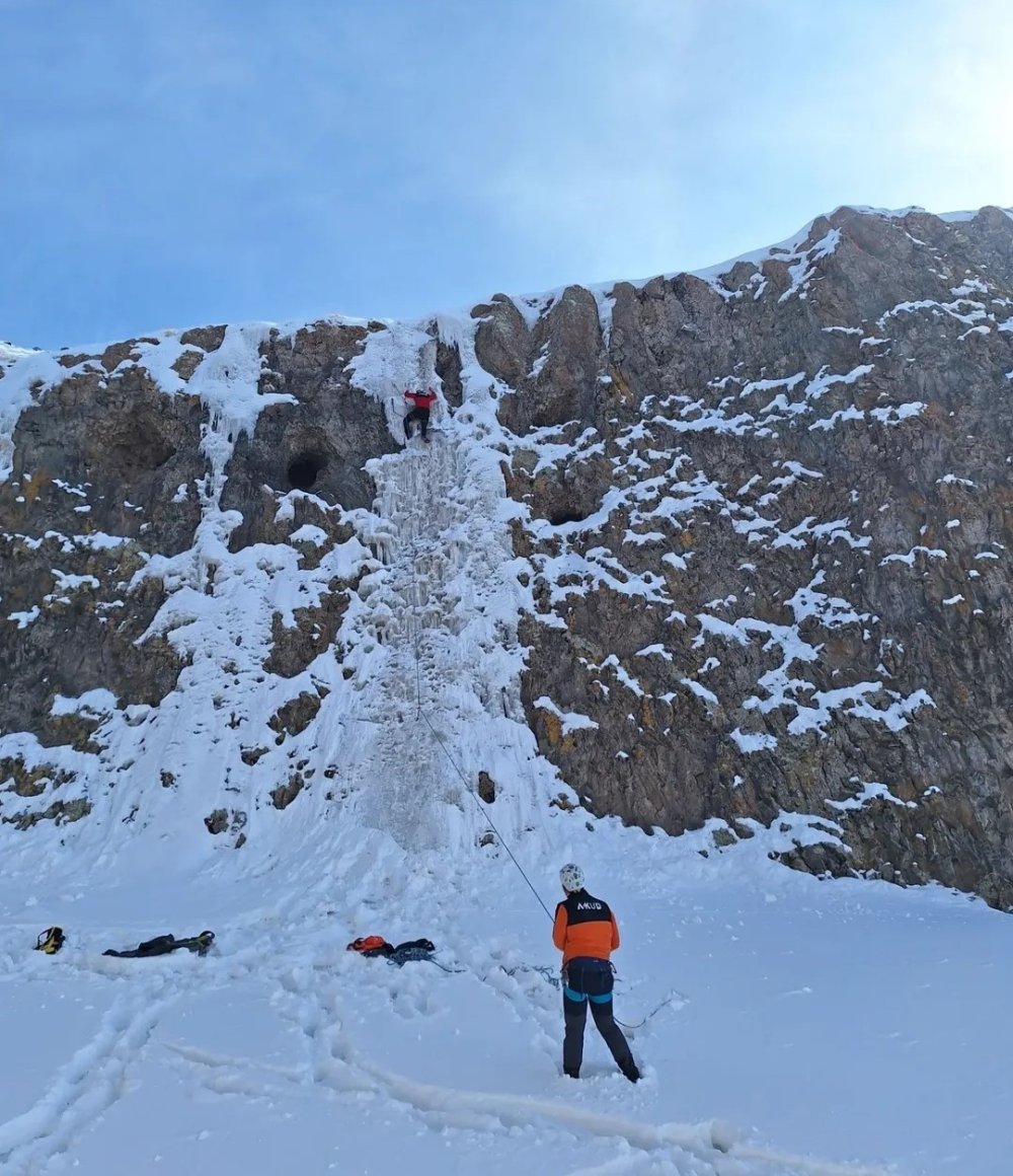 Diyadin Kanyonu’nda Buz Şelalesine İlk Tırmanış.. “Buz Devri” Rotası Açıldı!