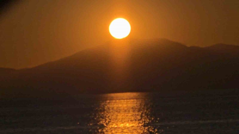 Van Gölü’nde Görsel Şölen.. Gökyüzü Kızılın Her Tonuna Büründü!