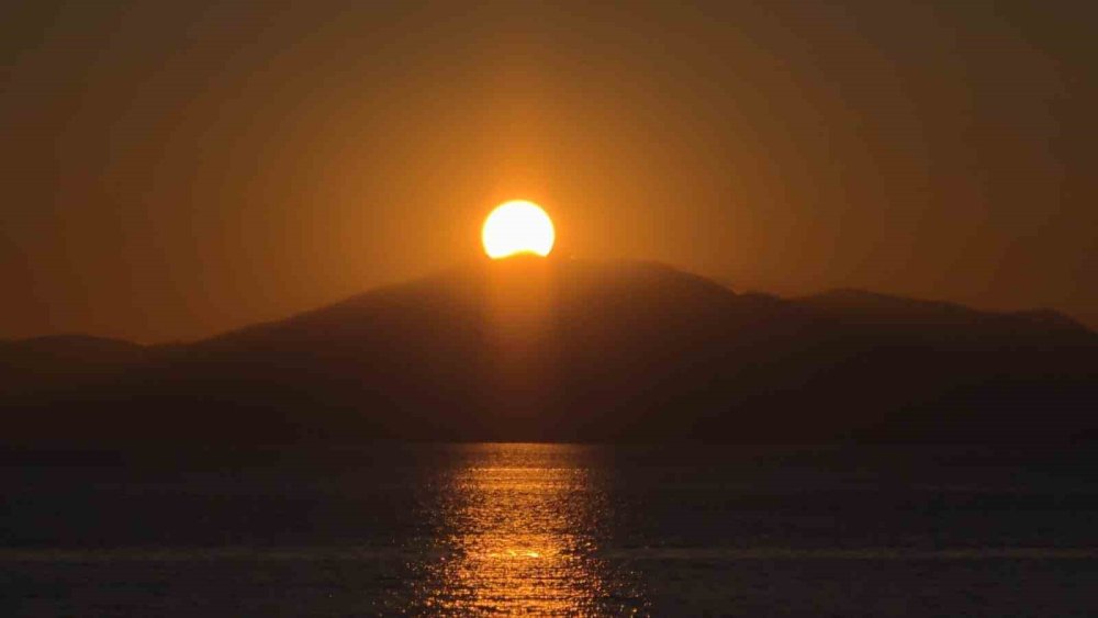 Van Gölü’nde Görsel Şölen.. Gökyüzü Kızılın Her Tonuna Büründü!