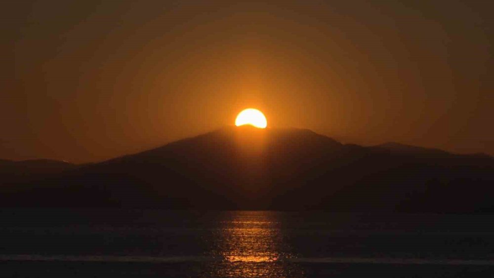 Van Gölü’nde Görsel Şölen.. Gökyüzü Kızılın Her Tonuna Büründü!