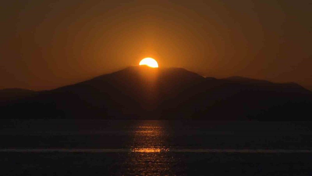 Van Gölü’nde Görsel Şölen.. Gökyüzü Kızılın Her Tonuna Büründü!