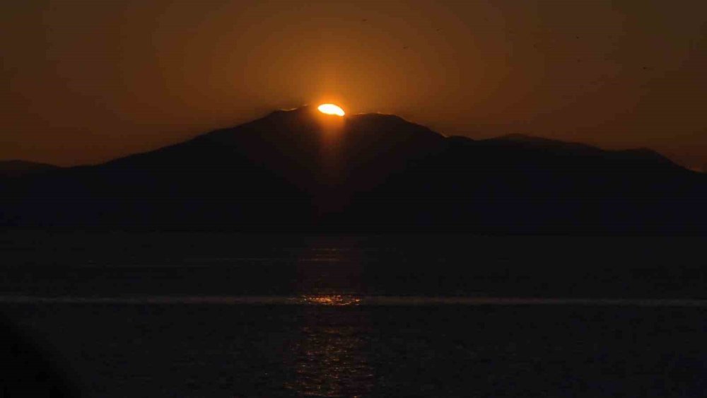 Van Gölü’nde Görsel Şölen.. Gökyüzü Kızılın Her Tonuna Büründü!
