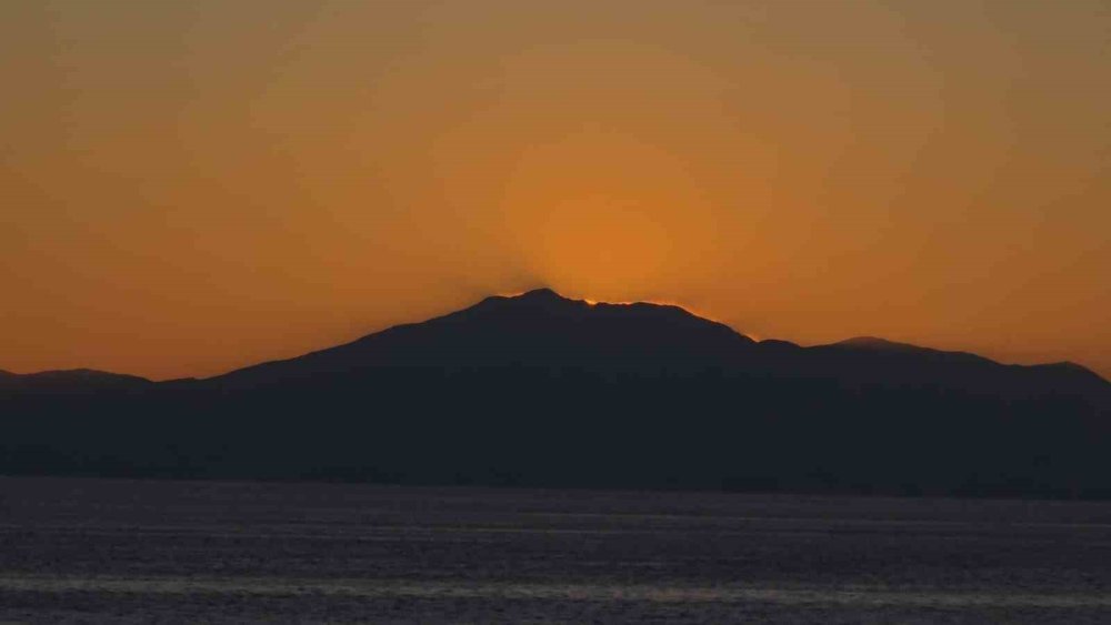 Van Gölü’nde Görsel Şölen.. Gökyüzü Kızılın Her Tonuna Büründü!