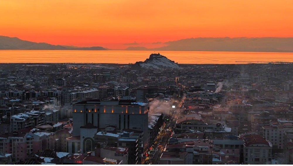 Van Gölü’nde Görsel Şölen.. Gökyüzü Kızılın Her Tonuna Büründü!