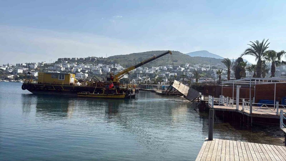 Sosyetenin İskeleleri Teker Teker Yıkıldı, Türkbükü Sahilinde Büyük Temizlik