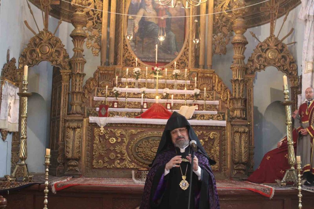 Tarihi Kilisede Barış Mesajı.. Patrik Maşalyan’dan İran İçin Dua ve Uyarı!